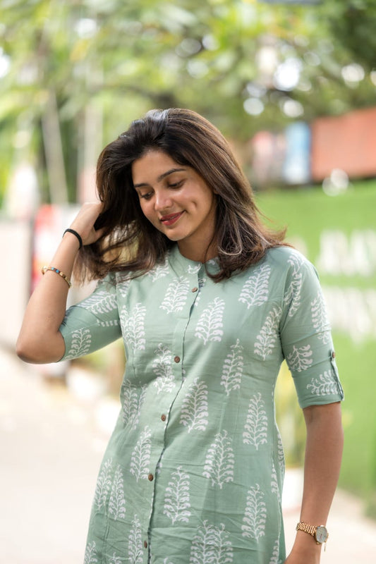 Libas Graceful Simplicity in a Summer Breeze